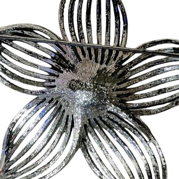 Vintage Sarah Coventry Silver Tone flower brooch with faux pearl center signed. - Picture 2 of 2